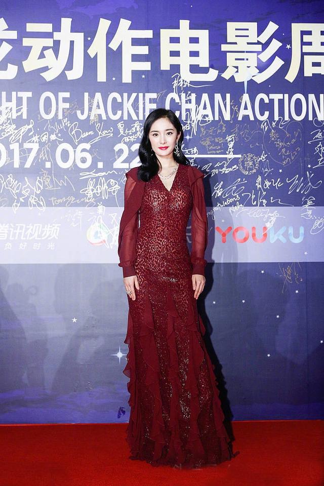 杨幂红毯频失手，酒红色豹纹礼服穿上老了十岁，还不如杨紫的小仙女造型好看