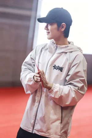 肖战青岛进组，一人带火整座城，官媒实锤顶流实力