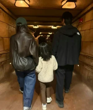 高圆圆赵又廷带女儿逛迪士尼,一家三口好有爱,7岁Rhea长高很多